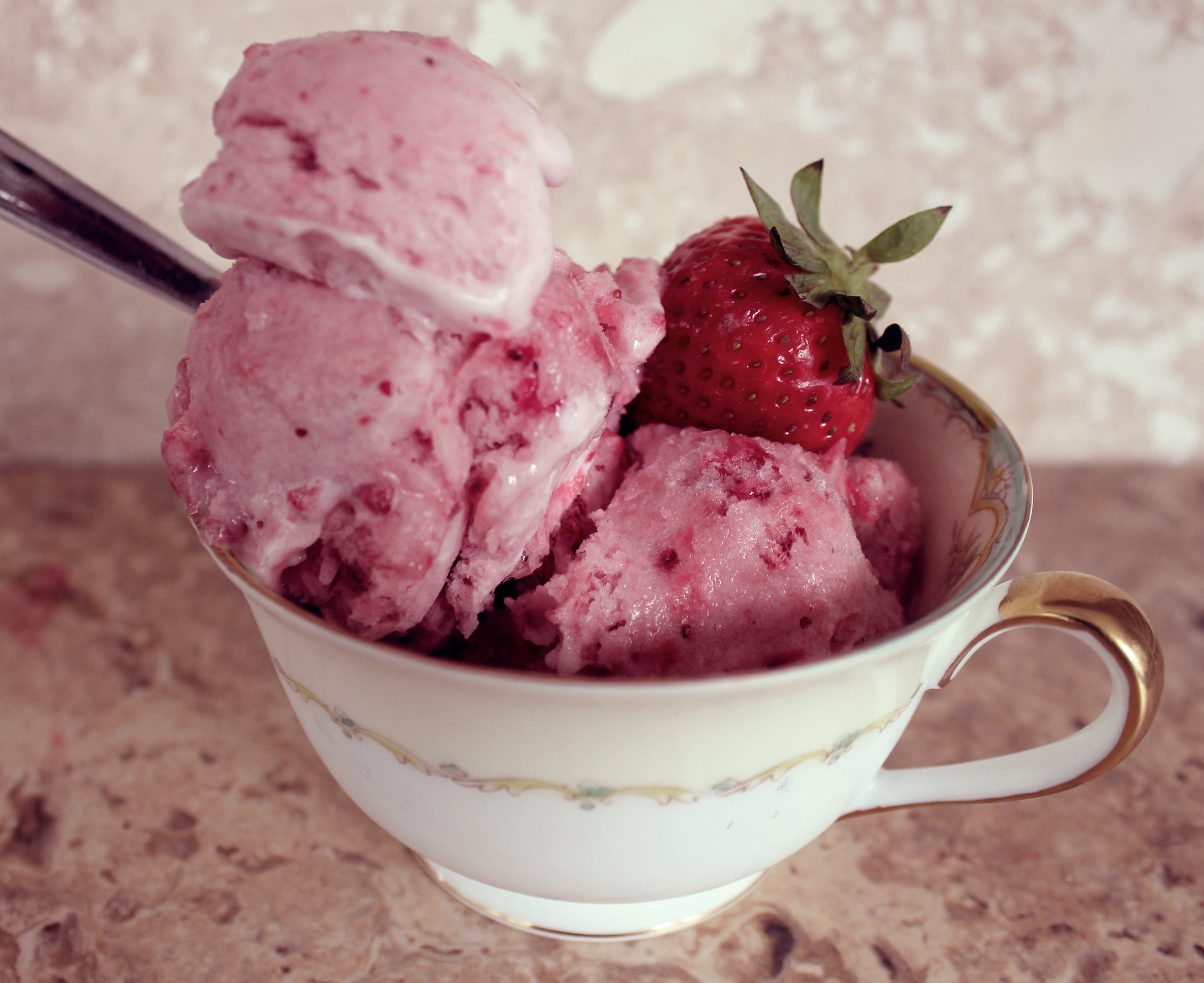 Strawberry cloud vegan ice cream with aquafaba believeinvegan.com